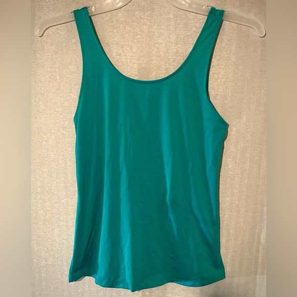 Woman’s Loose-Fitting Open-Back Sporty Tank Top - Picture 2 of 6